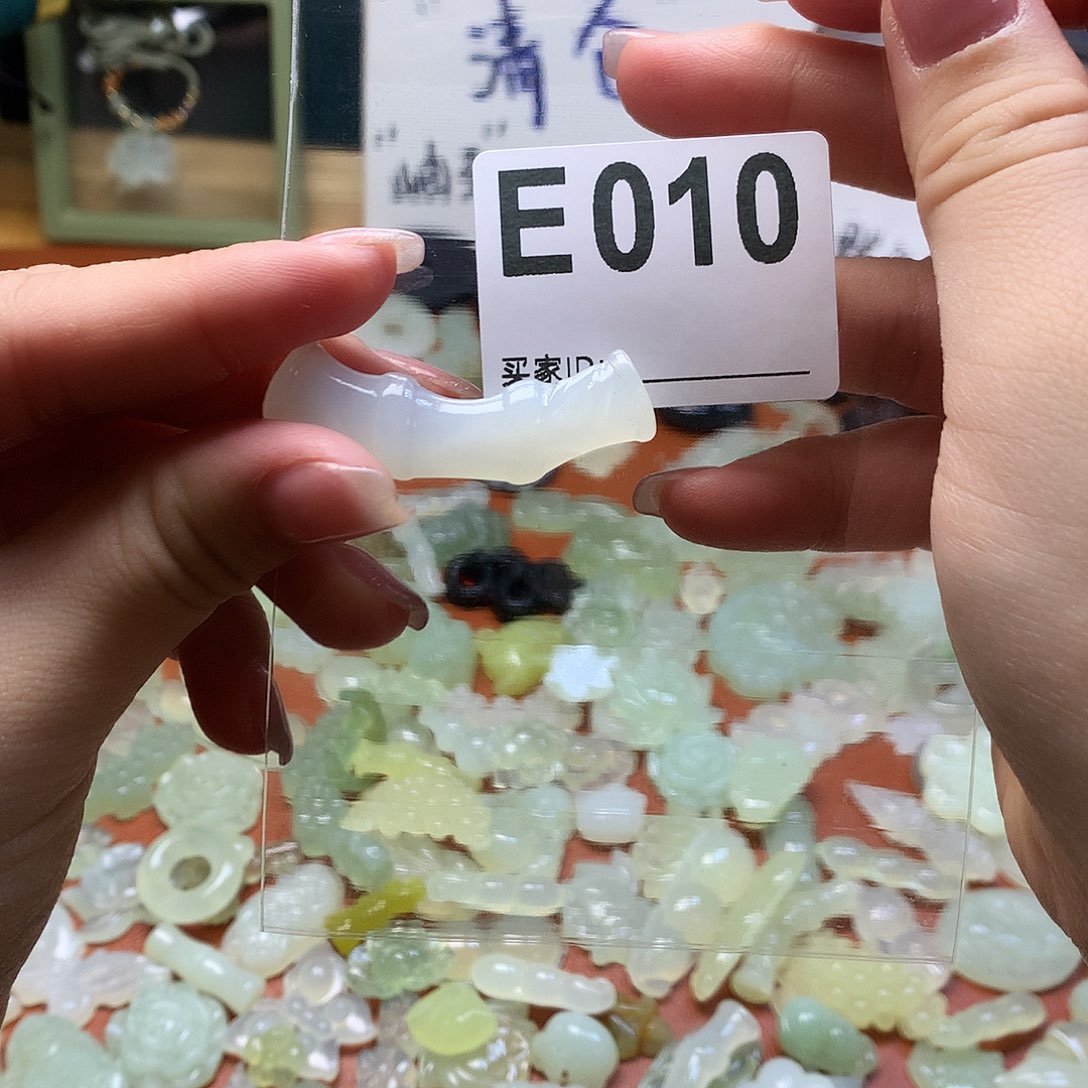 蛇纹石玉颈饰合金