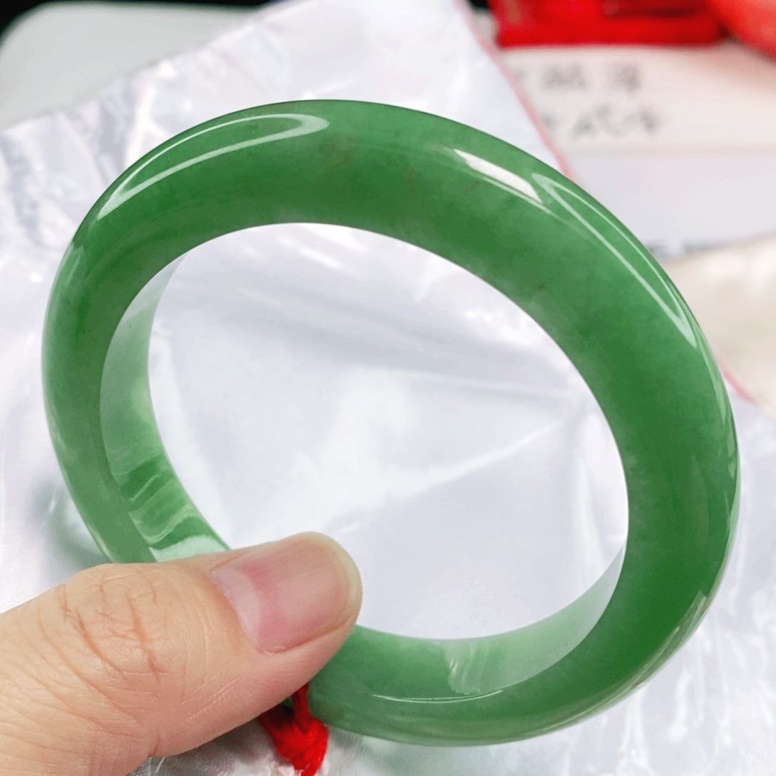 未镶嵌手镯翡翠圆****?56.8圈口完整毕业