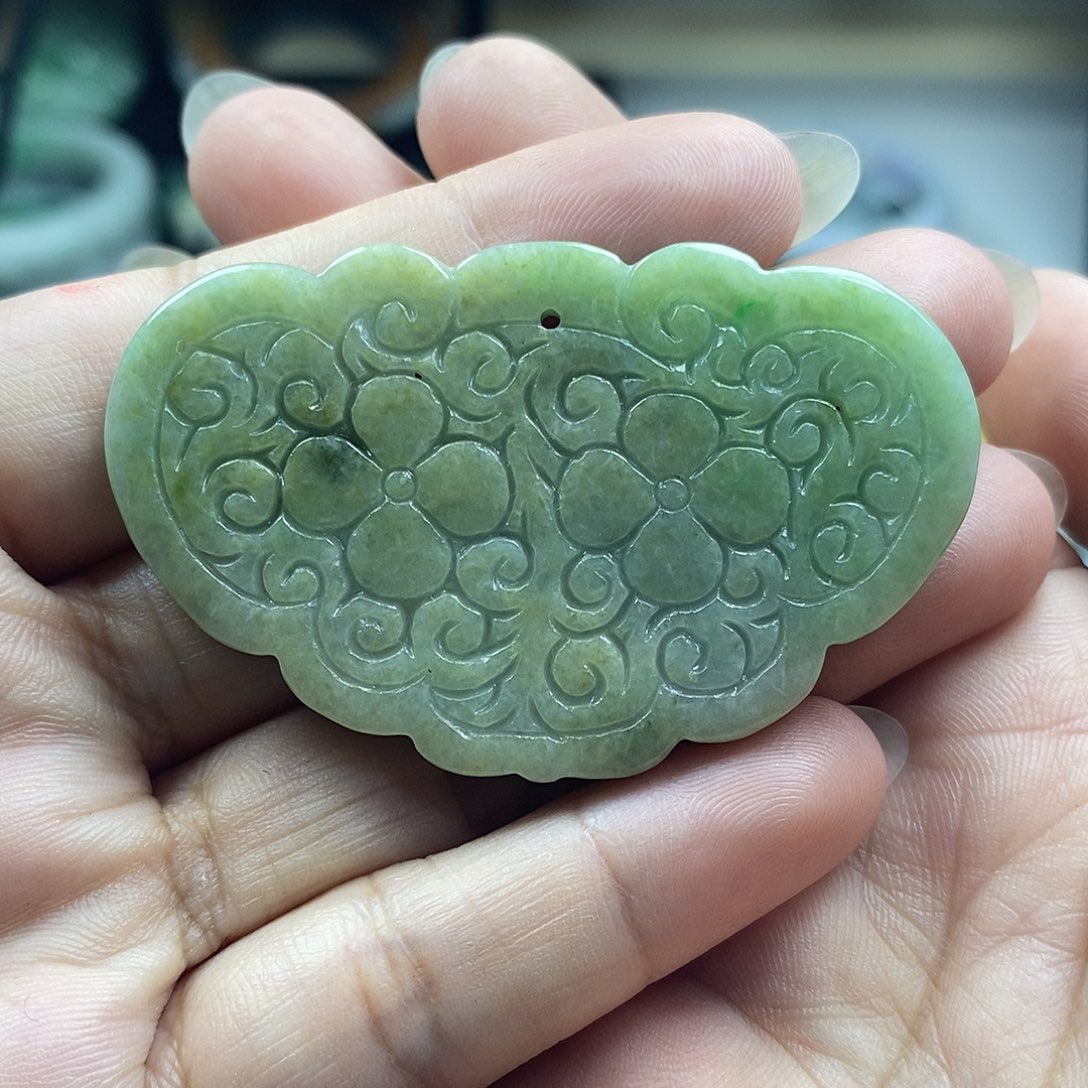翡翠未镶嵌颈饰牌子