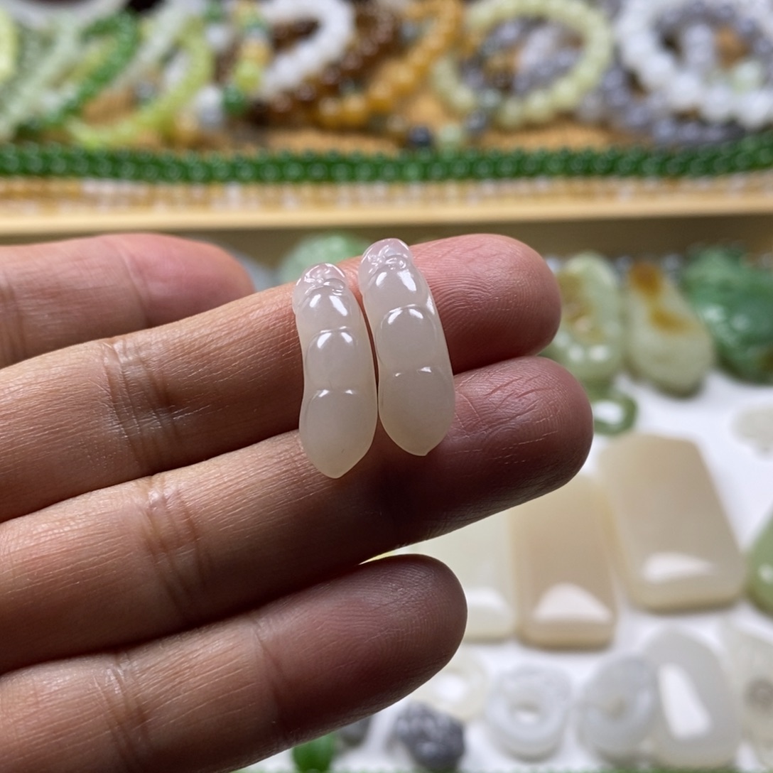 颈饰未镶嵌和田玉（糖玉）