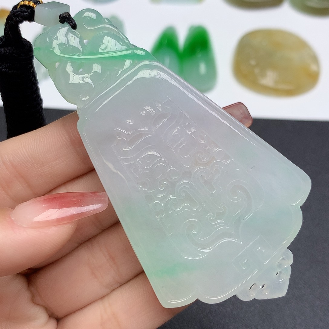 翡翠颈饰未镶嵌无事牌