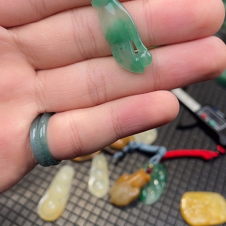 石英质玉（非洲翠）未镶嵌颈饰