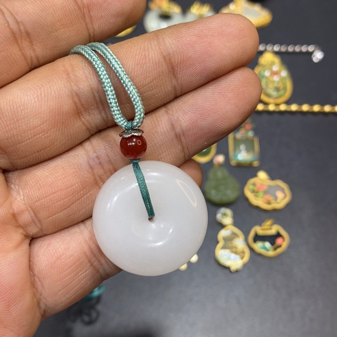 石英质玉颈饰未镶嵌