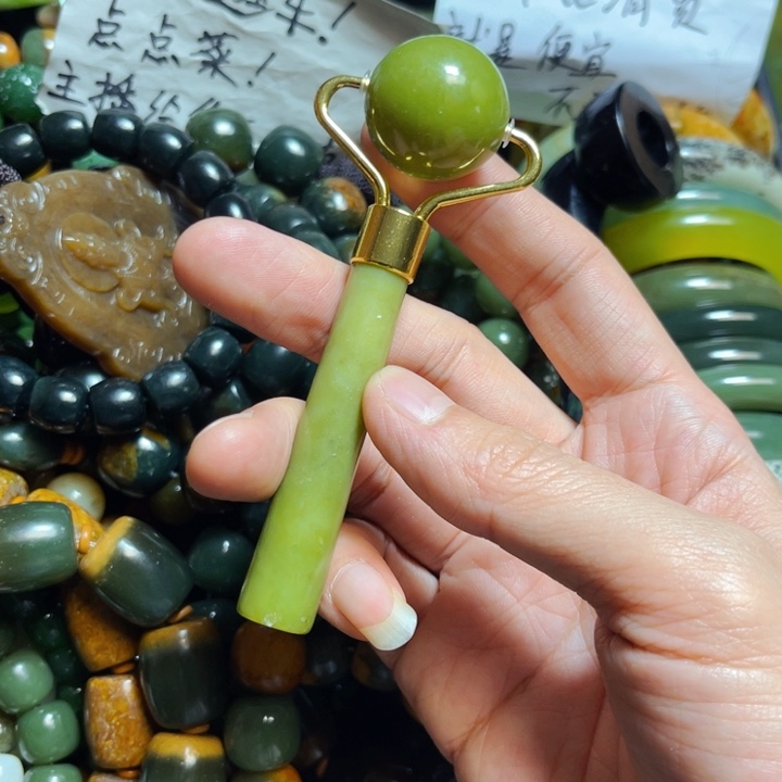 蛇纹石玉颈饰未镶嵌