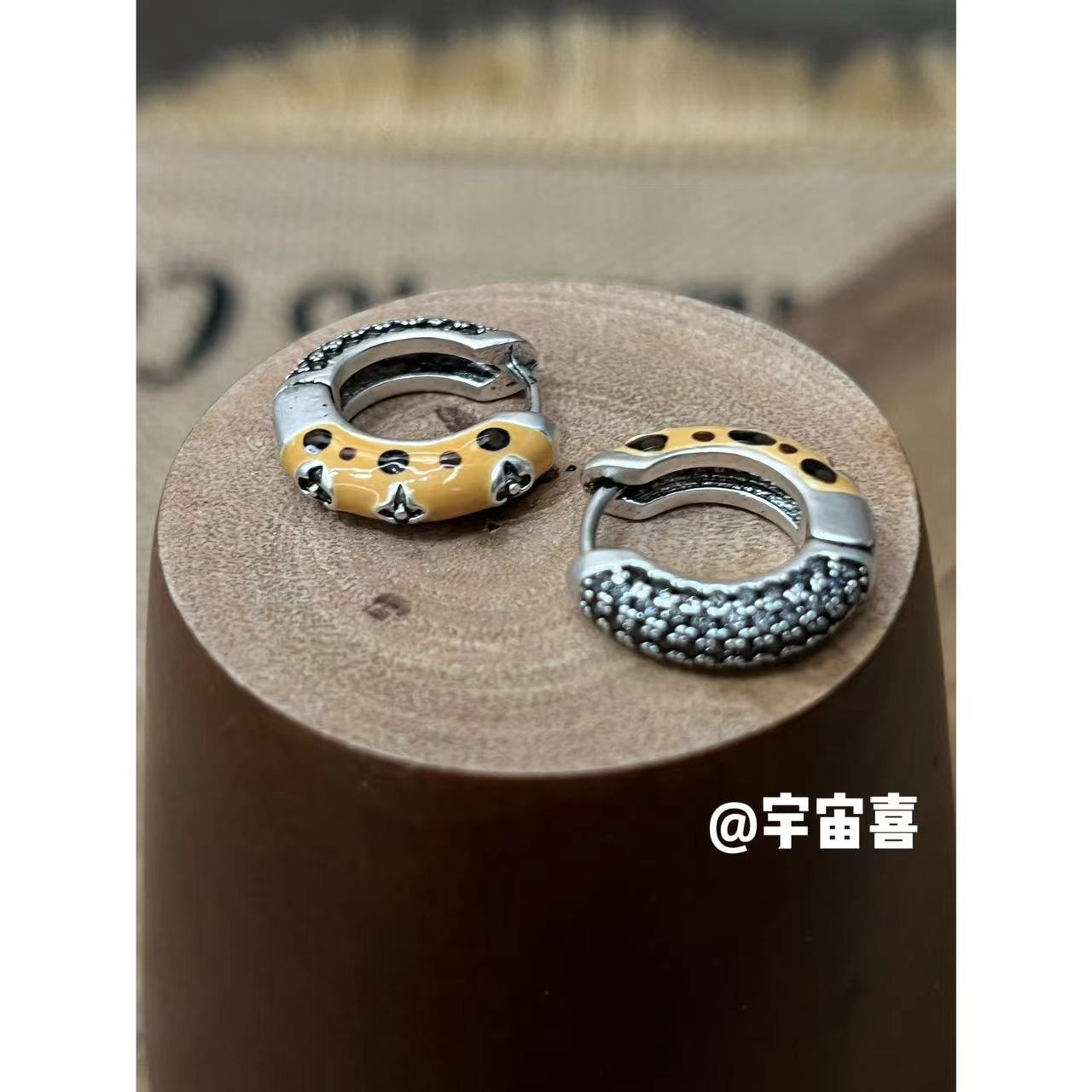 铜合金珐琅耳饰 F4-056【古银黑锆珐琅土黄波点花子耳扣】