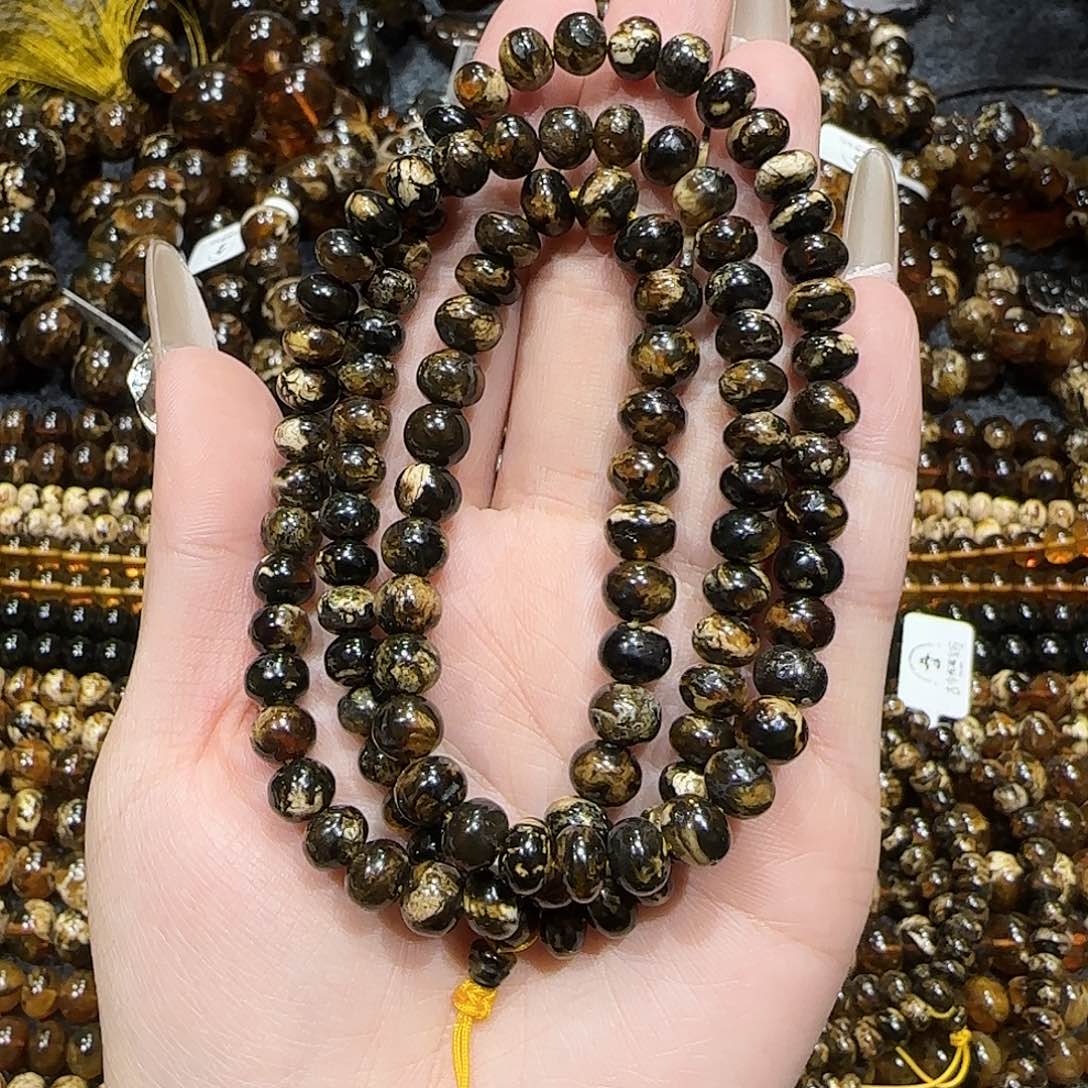 琥珀颈饰未镶嵌今**雨抚顺琥珀