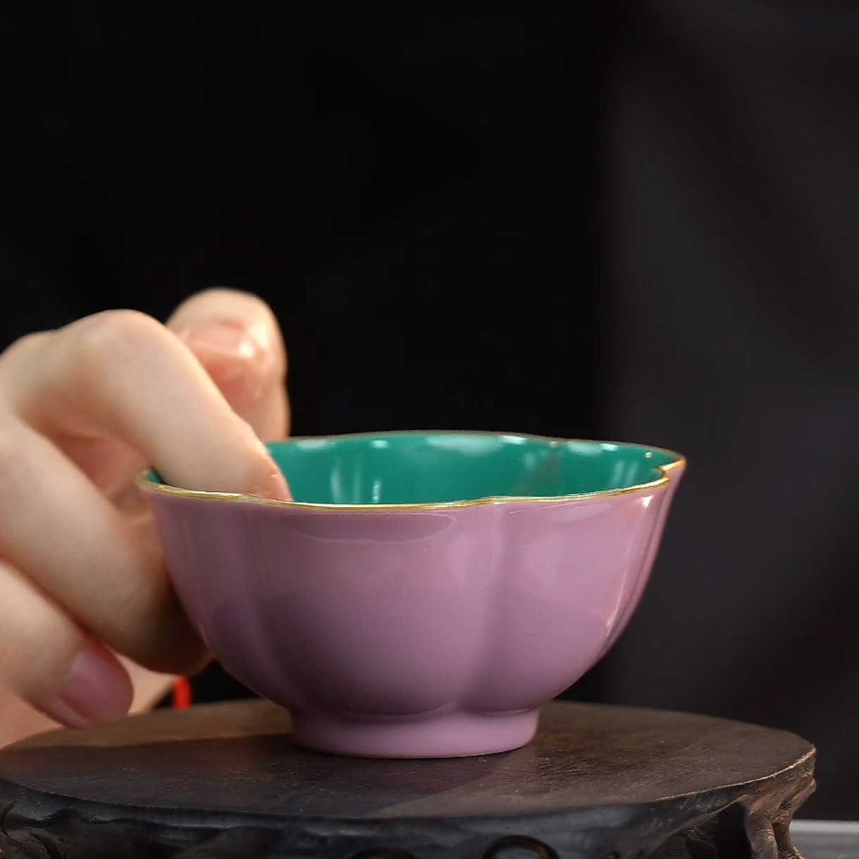 内松石绿地粉彩团寿纹外胭脂粉釉花口杯