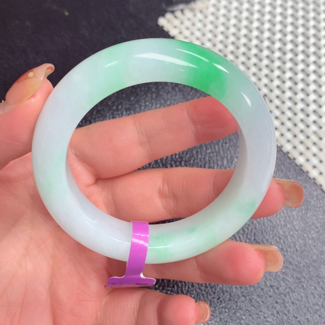翡翠手镯未镶嵌翡翠