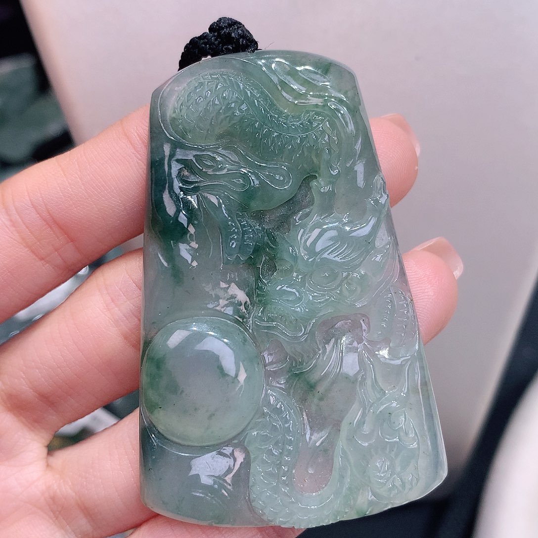 颈饰18K金镶嵌翡翠飘花大龙牌