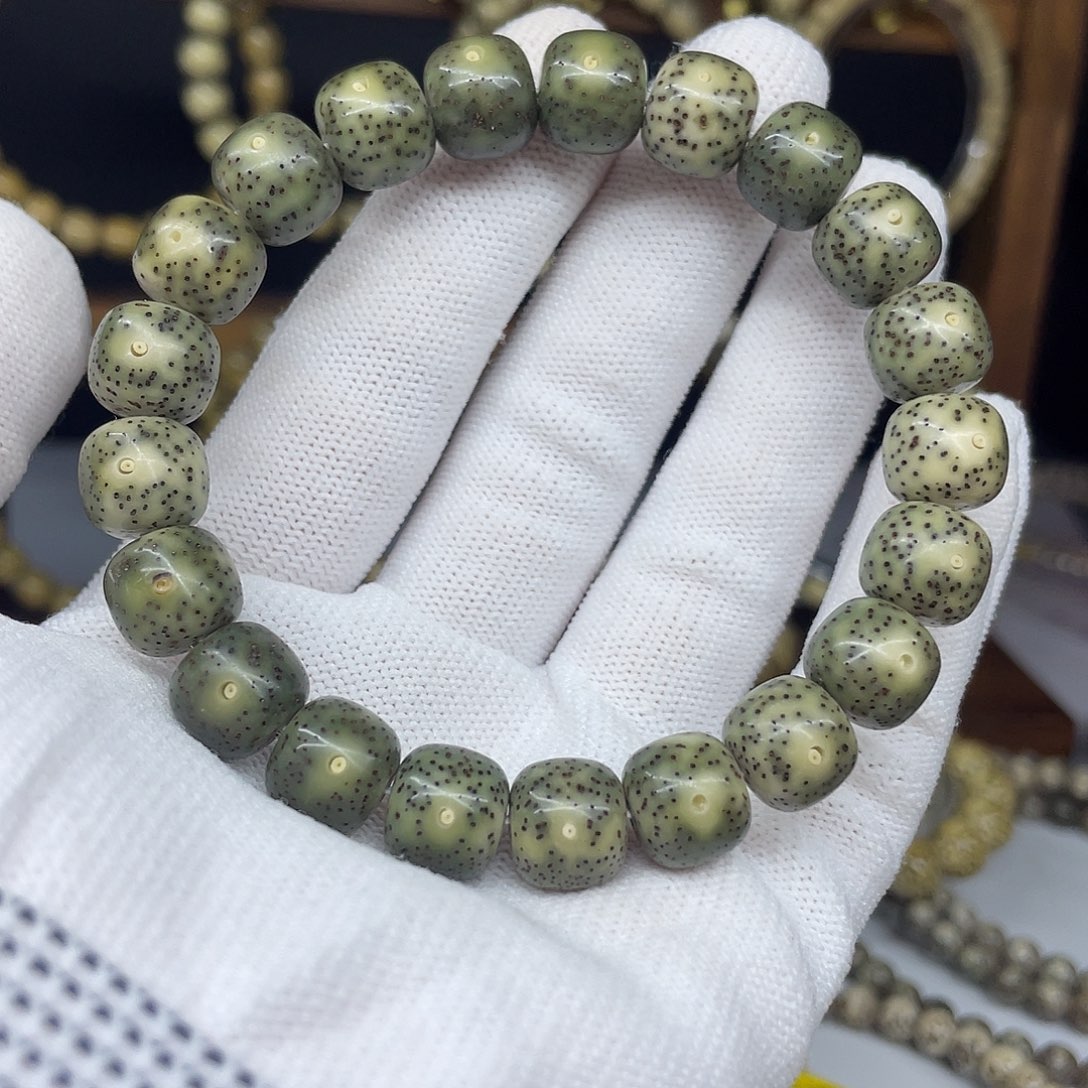 吊坠星月菩提11-10，绿包绿