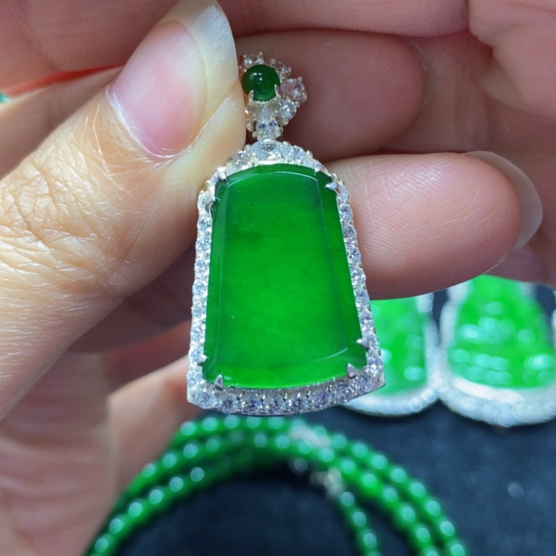 翡翠颈饰未镶嵌天然翡翠