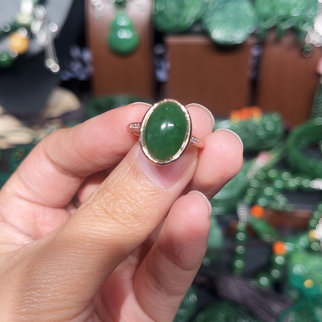 颈饰未镶嵌和田玉（糖玉）