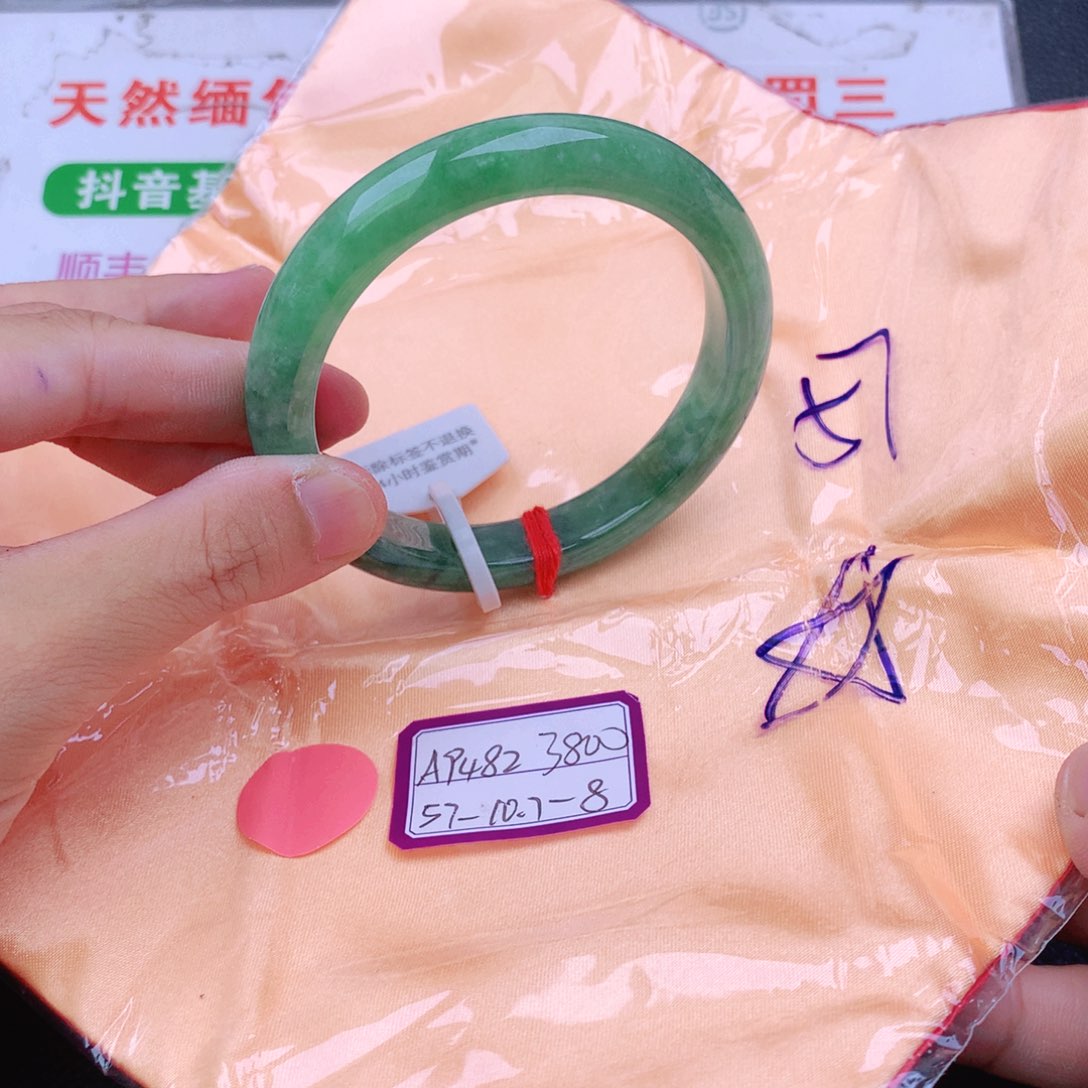 翡翠手镯未镶嵌翡翠