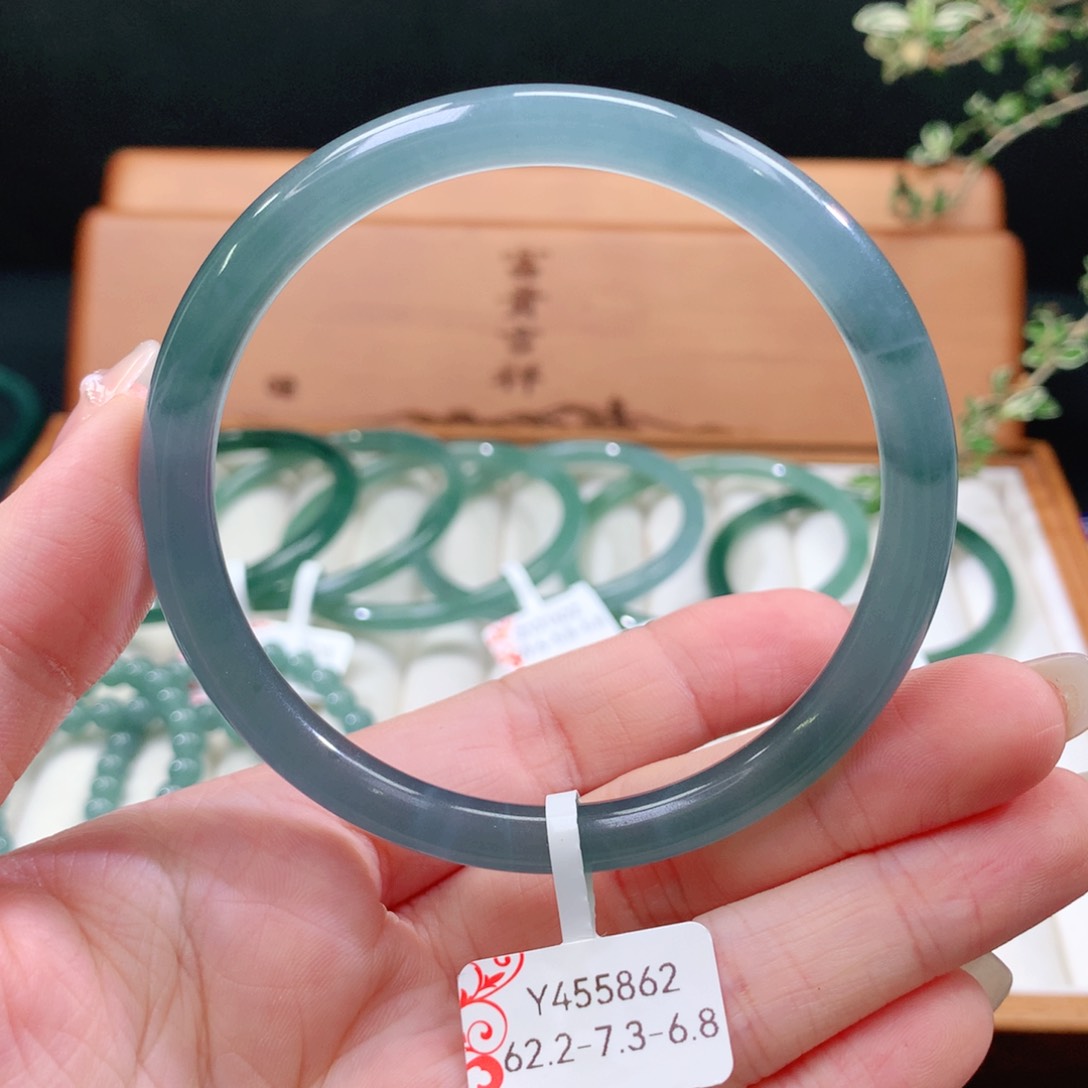 翡翠手镯未镶嵌天然