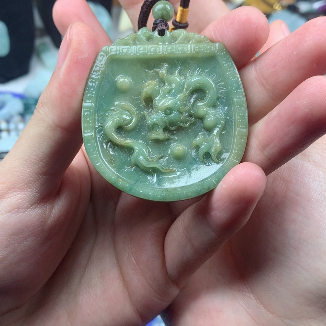 翡翠颈饰未镶嵌黄加绿龙牌