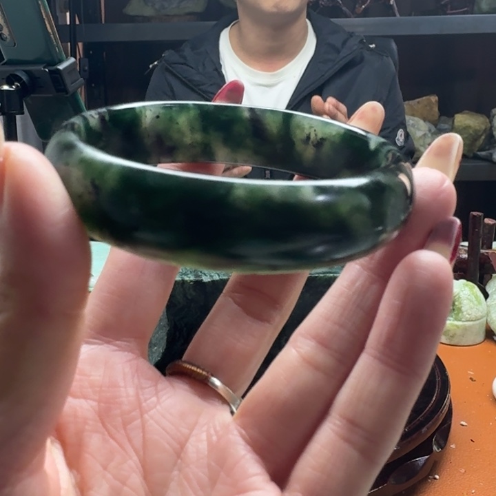 蛇纹石玉手镯未镶嵌1