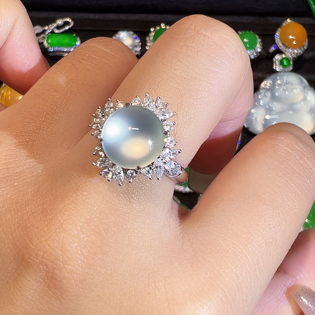 翡翠戒指18K金镶嵌极光白玻璃种蛋面