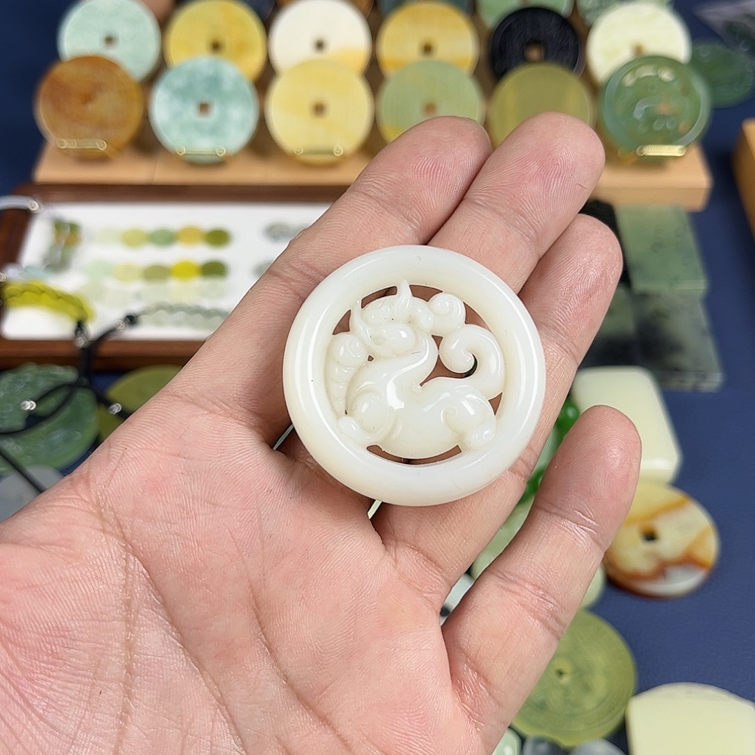 傲***雪蛇纹石玉未镶嵌颈饰