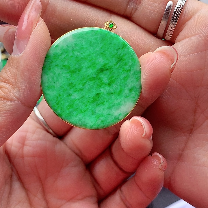 翡翠颈饰18K金镶嵌翡翠