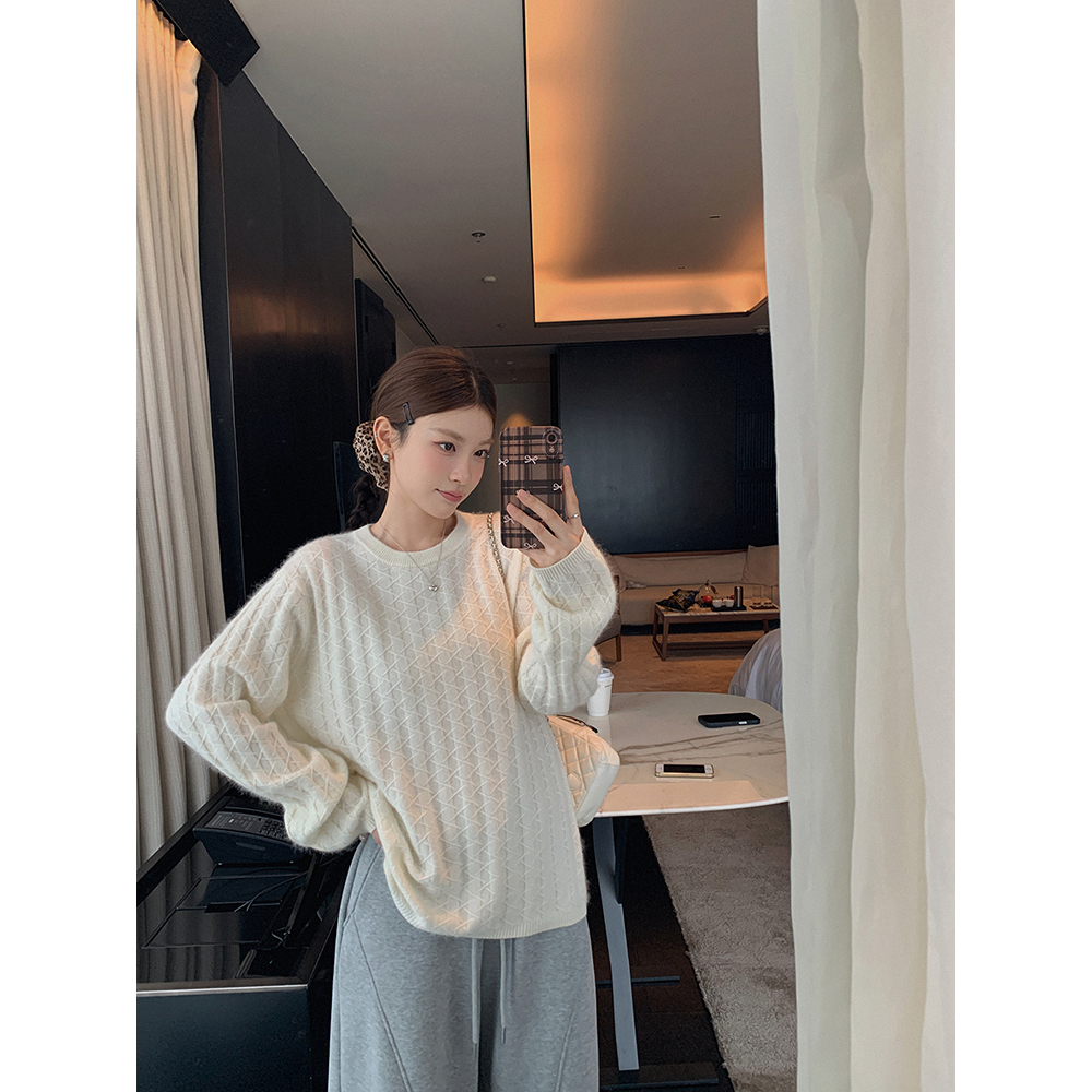 张贝贝 JI细浣熊绒＋绵羊毛 提花菱格奶油针织衫
