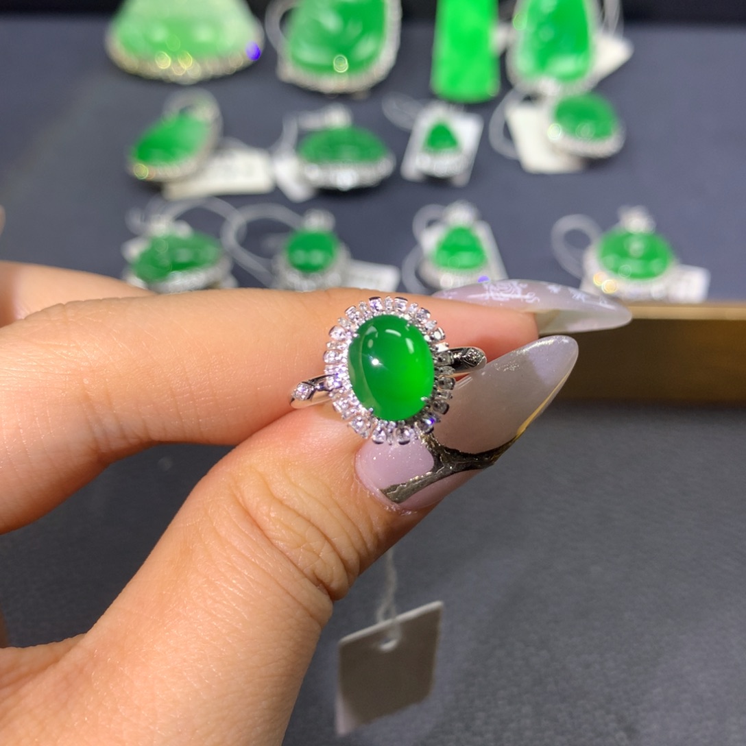 翡翠戒指18K金镶嵌翡翠