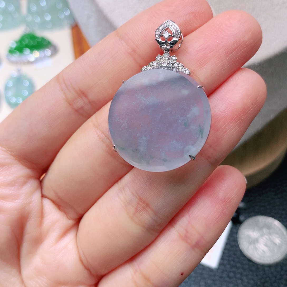 颈饰18K金镶嵌翡翠无事牌