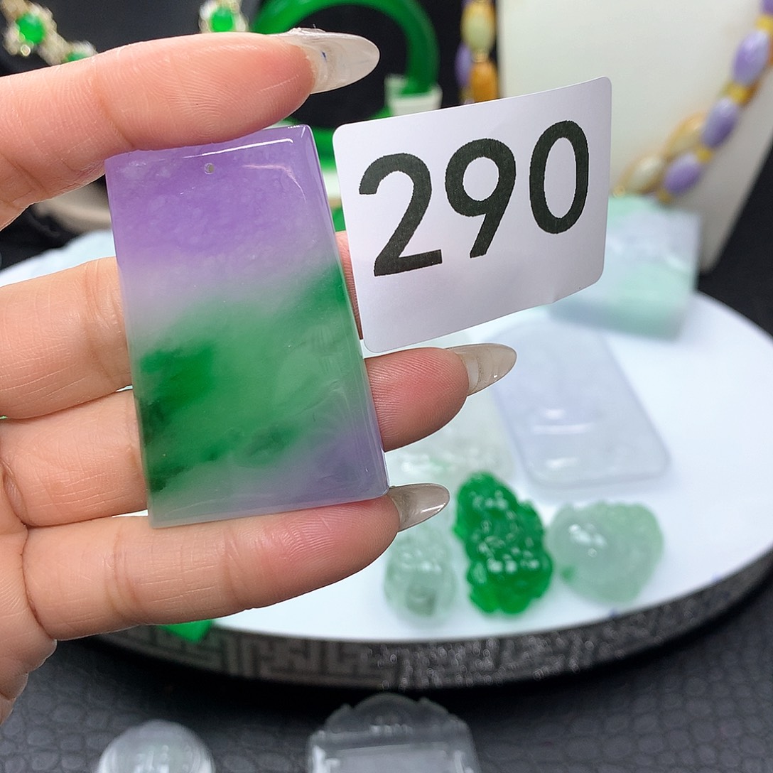 翡翠吊坠(赠链)未镶嵌