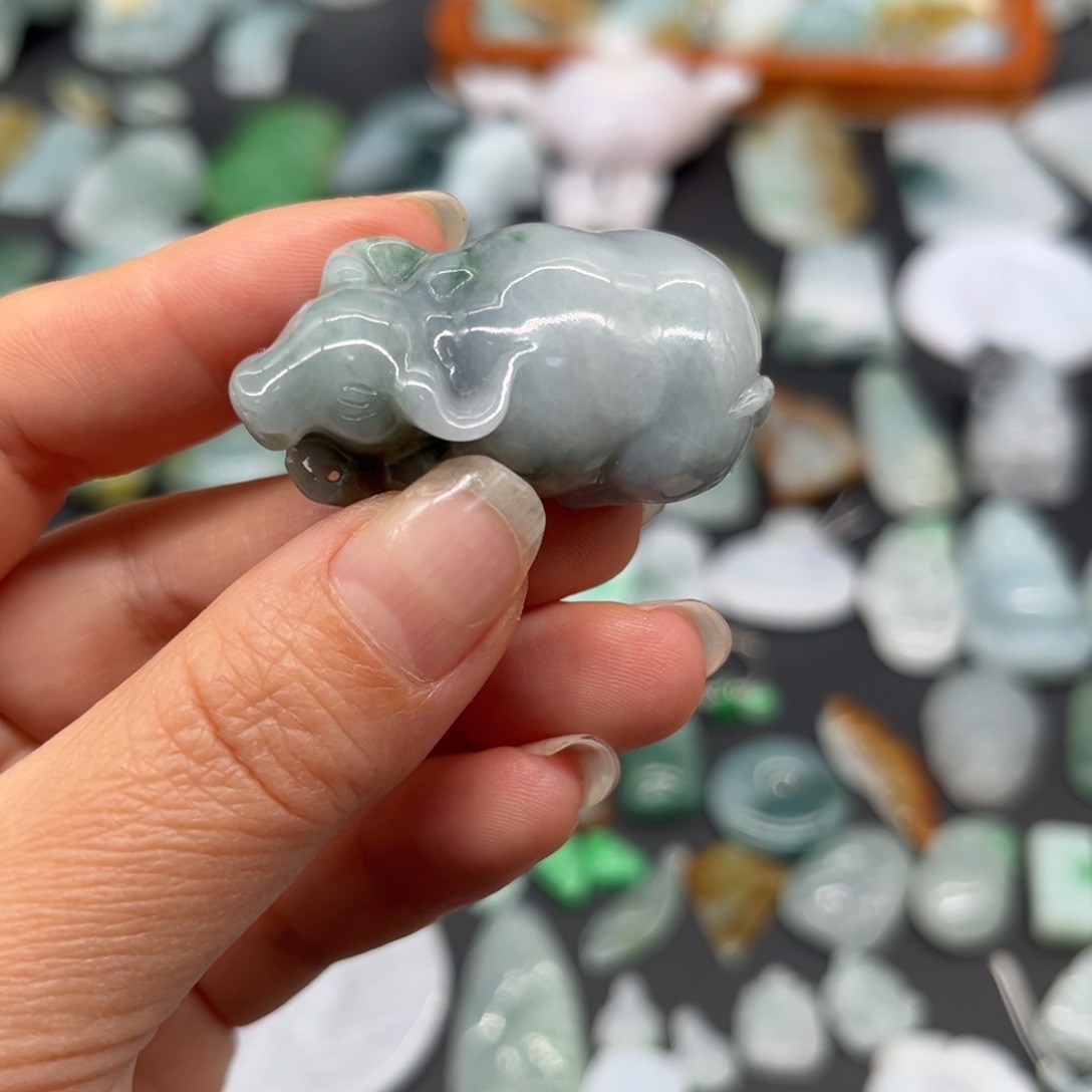 翡翠未镶嵌颈饰牛