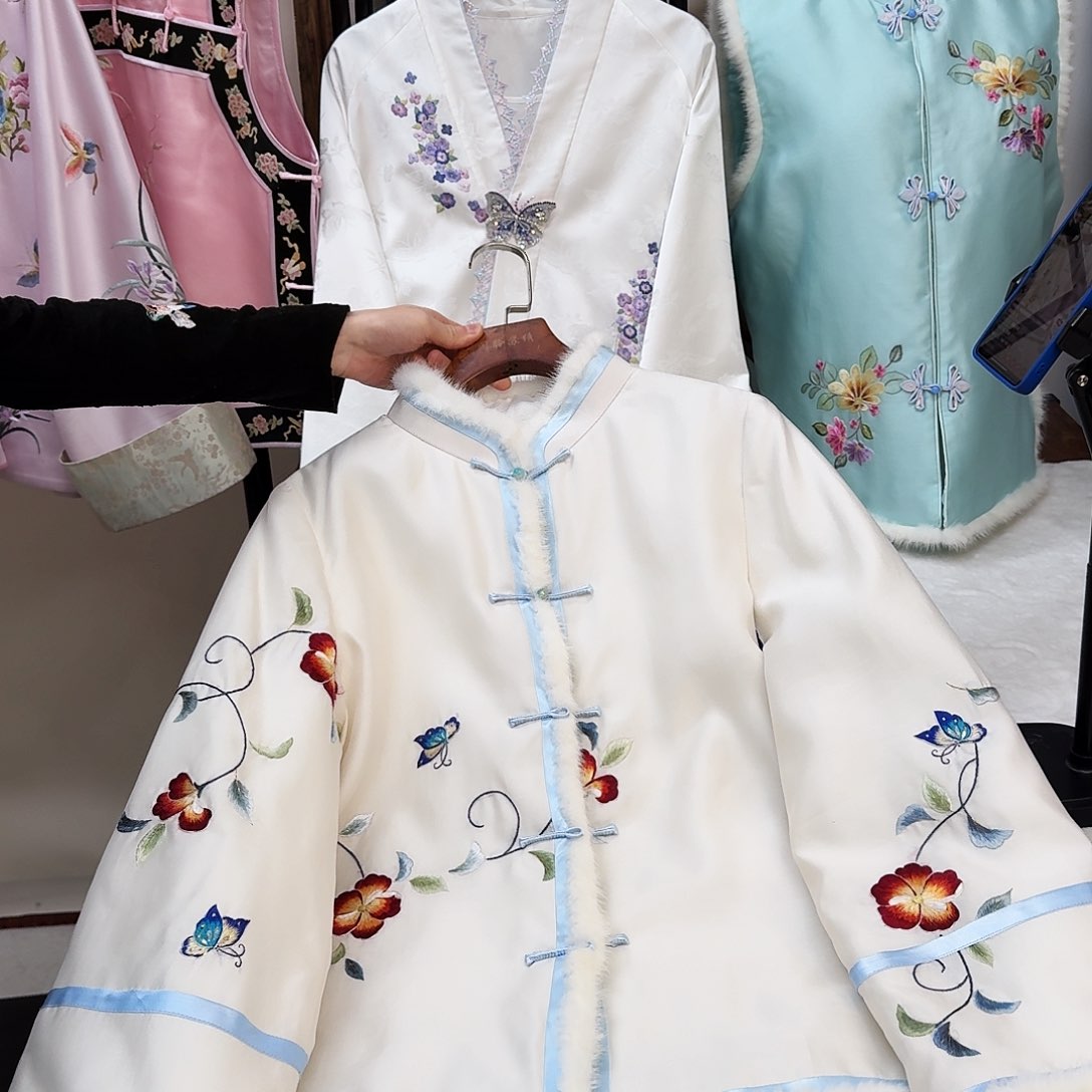 刺绣真丝白色欧根纱棉服