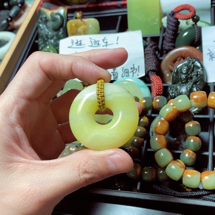 蛇纹石玉颈饰未镶嵌