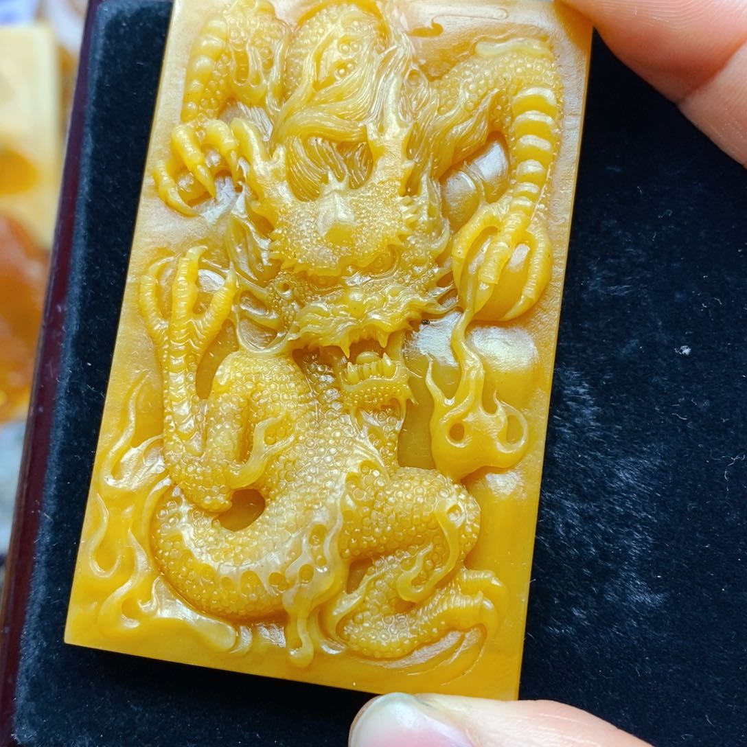 石英质玉（黄龙玉）未镶嵌颈饰