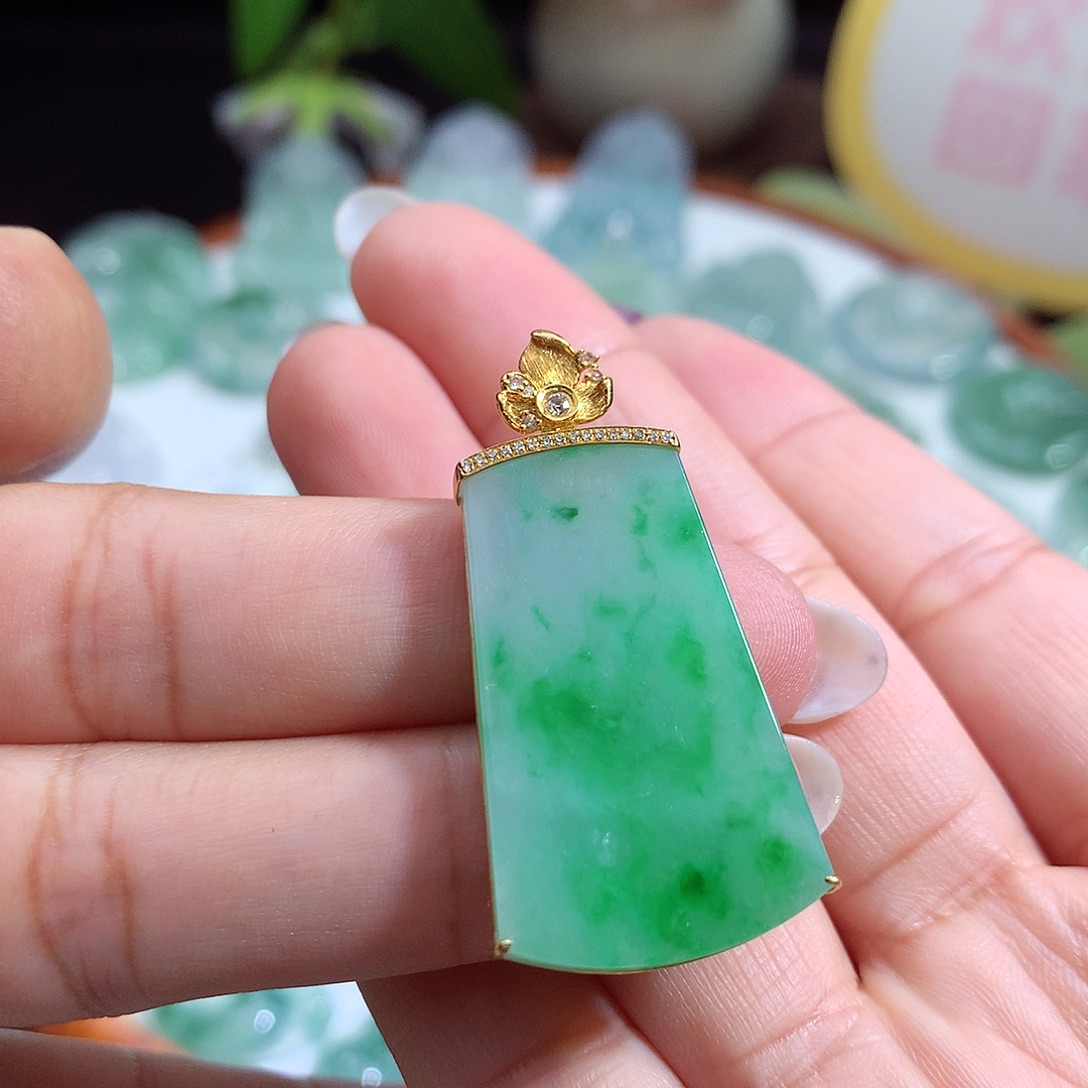 翡翠未镶嵌颈饰无事牌