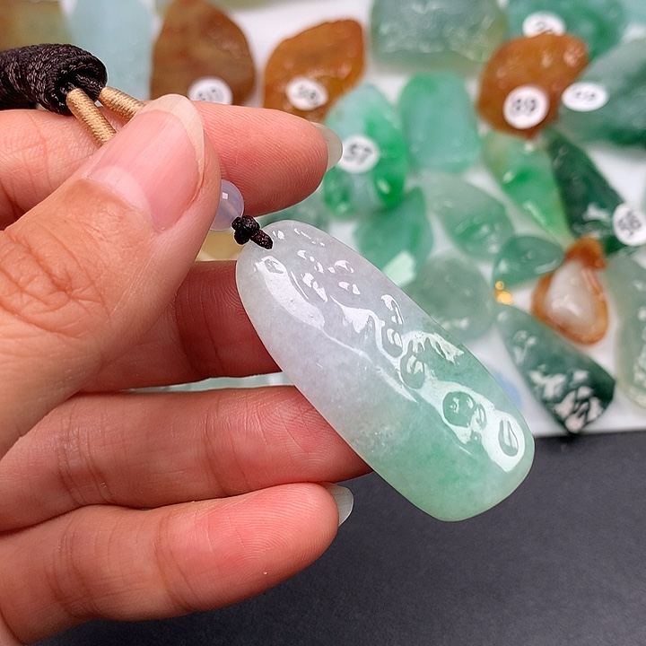 翡翠未镶嵌颈饰随型