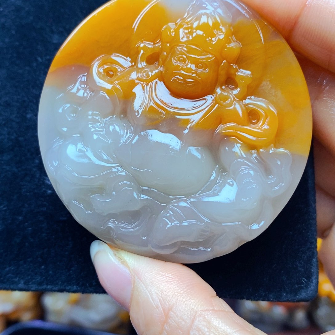 未镶嵌石英质玉（黄龙玉）颈饰