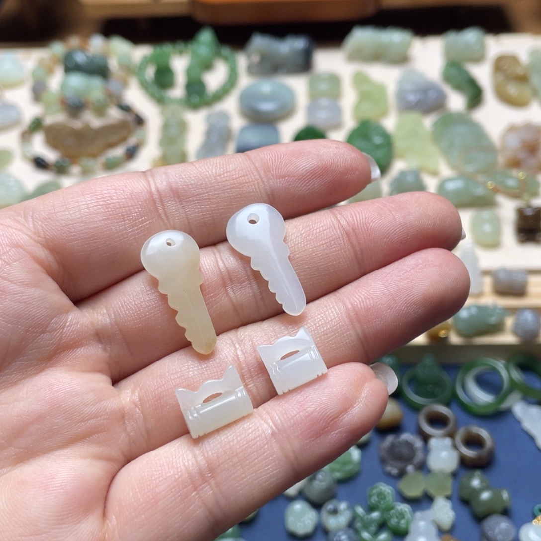 和田玉未镶嵌吊坠(不含链)一个