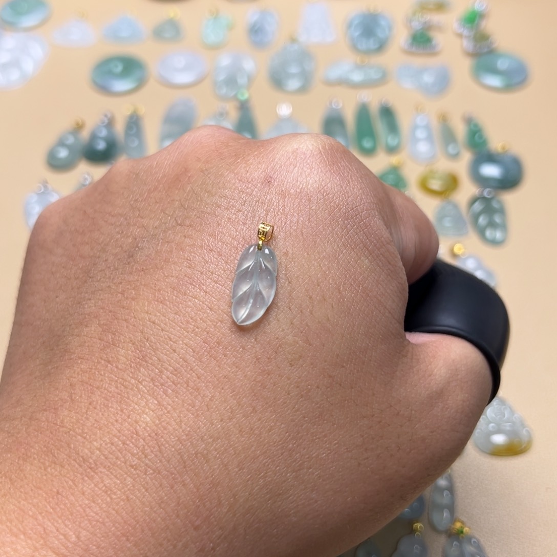 翡翠颈饰18K金镶嵌叶子