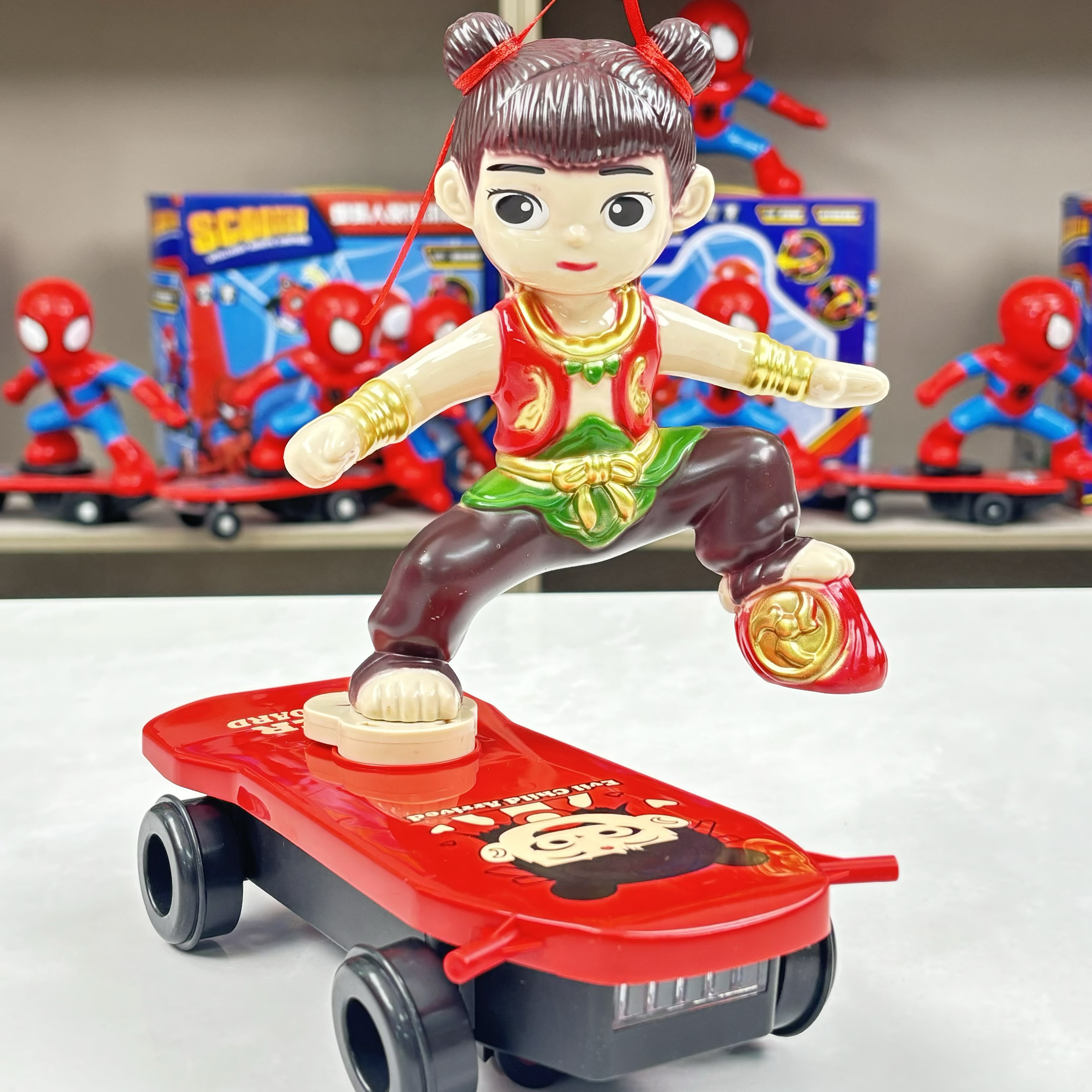 哪吒滑板特技车趣味跌倒翻转万向灯光玩具礼物【自备5号电池3颗】