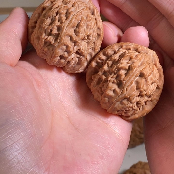 文玩核桃吊坠三角白