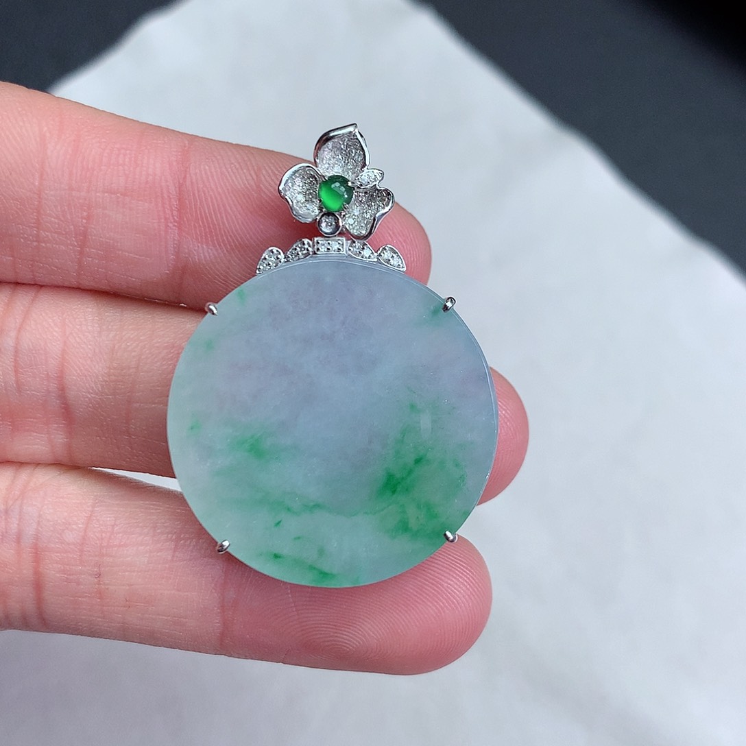 翡翠颈饰18K金镶嵌冰种飘阳绿无事牌