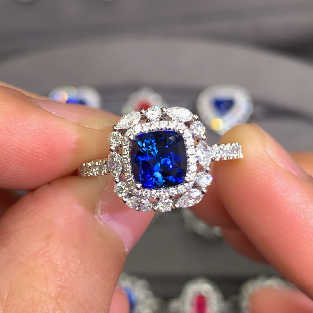 蓝宝石戒指18K金镶嵌