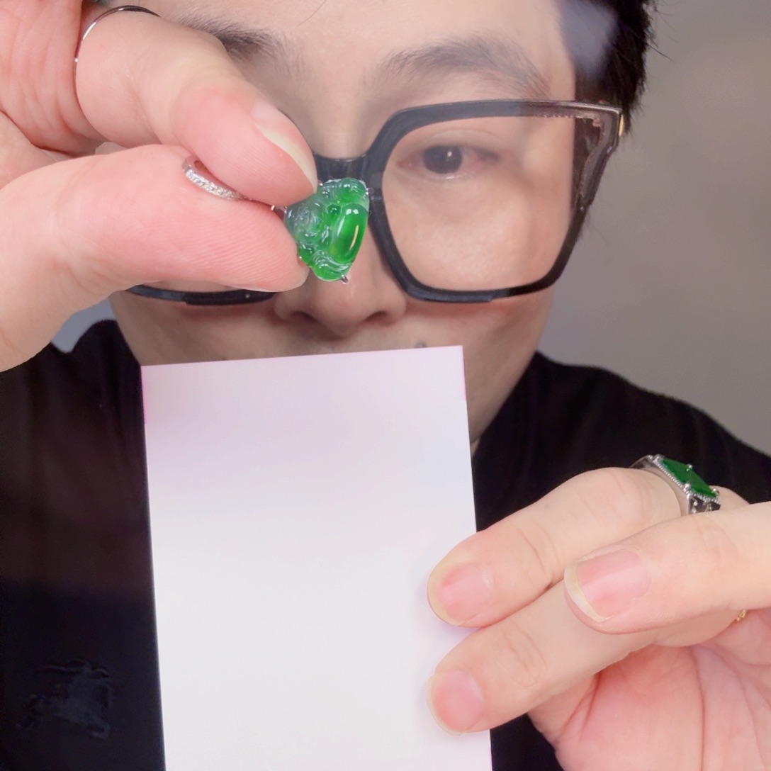 翡翠未镶嵌颈饰一件