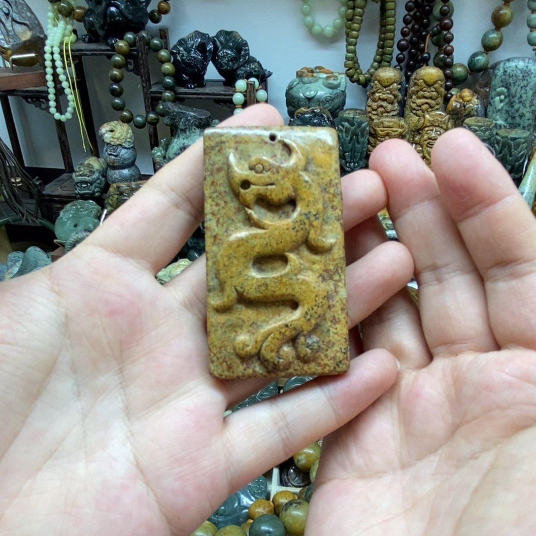 未镶嵌岫岩河磨玉（透闪石质玉）把件