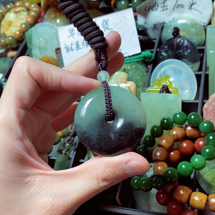 蛇纹石玉颈饰未镶嵌