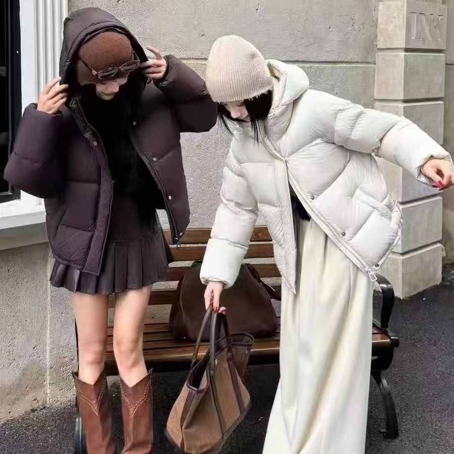 2025年新款时尚小个子连帽泡芙云感短款羽绒服女士修身白鸭绒