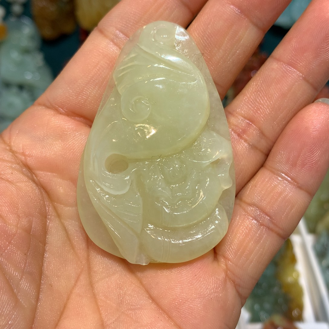 蛇纹石玉未镶嵌颈饰