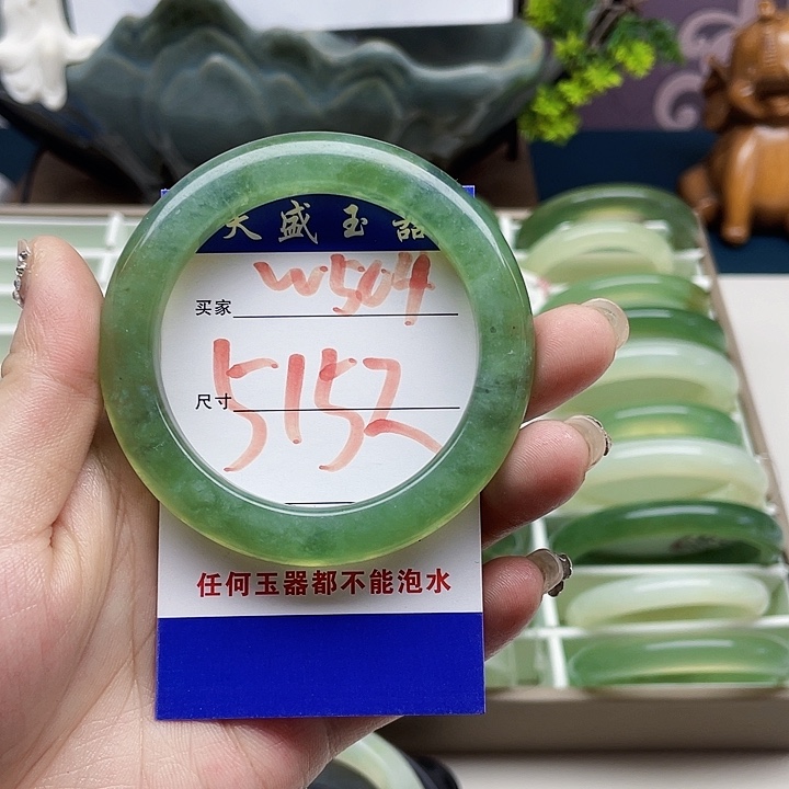 蛇纹石玉手镯未镶嵌