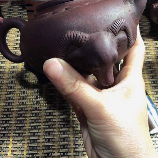 紫砂茶壶原矿泥料手工制作的紫砂壶。
