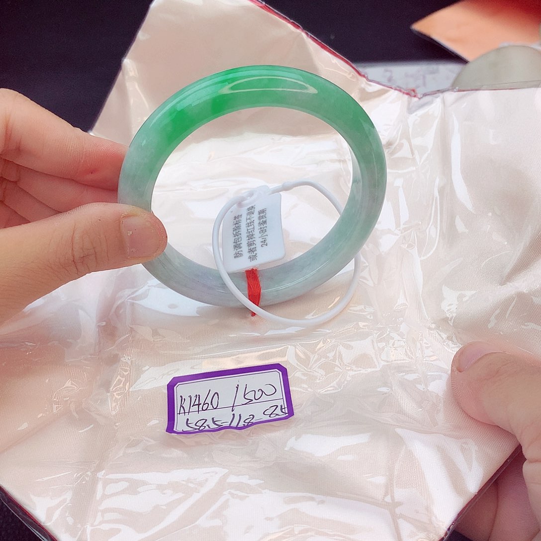 翡翠手镯未镶嵌翡翠