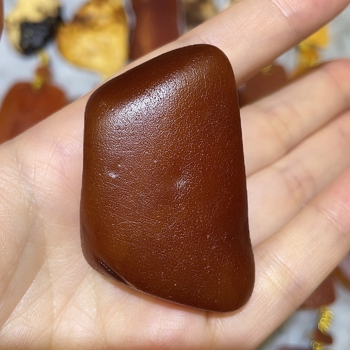 定制琥珀未镶嵌红皮满蜜原石牌子