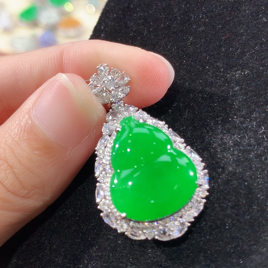 翡翠18K金镶嵌颈饰